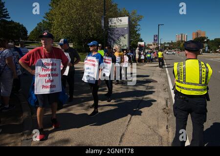 Worcester, Massachusetts, USA. 25 September 2021. Tag 202 des Krankenschwesterstreiks im Saint Vincent Hospital. Der Streik der Krankenschwestern, vertreten durch die Massachusetts Nurses Association, wurde aufgerufen, ein besseres Verhältnis zwischen Krankenschwestern und Patienten zu fordern. Die Fotos zeigen Krankenschwestern, die am Haupteingang des Krankenhauses ausklinken. Kredit: Chuck Nacke / Alamy Live Nachrichten Stockfoto