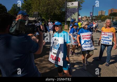 Worcester, Massachusetts, USA. 25 September 2021. Tag 202 des Krankenschwesterstreiks im Saint Vincent Hospital. Der Streik der Krankenschwestern, vertreten durch die Massachusetts Nurses Association, wurde aufgerufen, ein besseres Verhältnis zwischen Krankenschwestern und Patienten zu fordern. Die Fotos zeigen Krankenschwestern, die am Haupteingang des Krankenhauses ausklinken. Stockfoto