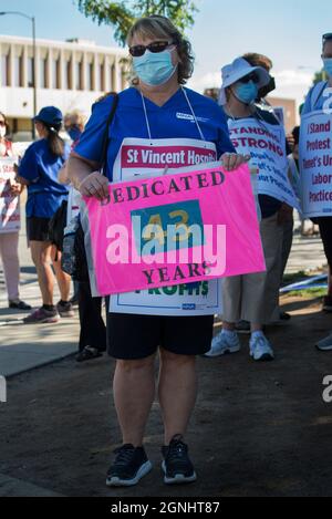 Worcester, Massachusetts, USA. 25 September 2021. Tag 202 des Krankenschwesterstreiks im Saint Vincent Hospital. Der Streik der Krankenschwestern, vertreten durch die Massachusetts Nurses Association, wurde aufgerufen, ein besseres Verhältnis zwischen Krankenschwestern und Patienten zu fordern. Die Fotos zeigen Krankenschwestern, die am Haupteingang des Krankenhauses ausklinken. Kredit: Chuck Nacke / Alamy Live Nachrichten Stockfoto