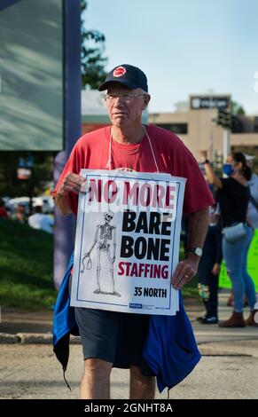 Worcester, Massachusetts, USA. 25 September 2021. Tag 202 des Krankenschwesterstreiks im Saint Vincent Hospital. Der Streik der Krankenschwestern, vertreten durch die Massachusetts Nurses Association, wurde aufgerufen, ein besseres Verhältnis zwischen Krankenschwestern und Patienten zu fordern. Fotoausstellung Krankenschwestern, die am Haupteingang des Krankenhauses ausbeizen. Kredit: Chuck Nacke / Alamy Live Nachrichten Stockfoto