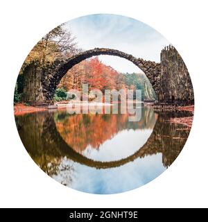 Runde Ikone der Natur mit Landschaft. Fantastische Morgenansicht Rakotz Brücke (Rakotzbrucke, Teufelsbrücke). In Azalea und Rhododendron Park Kromlau, Ge Stockfoto