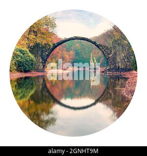 Runde Ikone der Natur mit Landschaft. Beeindruckende Morgenansicht der Rakotz-Brücke (Rakotzbrucke, Teufelsbrücke) in Azalea und Rhododendron Park Kromlau, Stockfoto