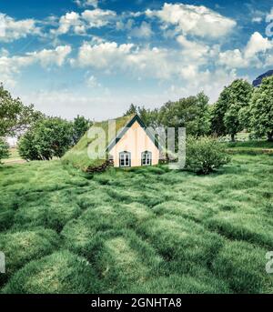 Herrliche Aussicht auf die Turf-Top-Kirche im kleinen Dorf Hof. Unglaublicher Morgen sc ene von Skaftafell im Vatnajokull Nationalpark, Südostisland, Europ Stockfoto