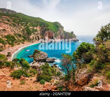 Atemberaubender Blick auf den Strand von Gyali im Sommer. Farbenfrohe Morgenseeküste des Ionischen Meeres. Große Outdoor-Szene von Korfu Insel, Griechenland, Europa. Schönheit der Natur Co Stockfoto