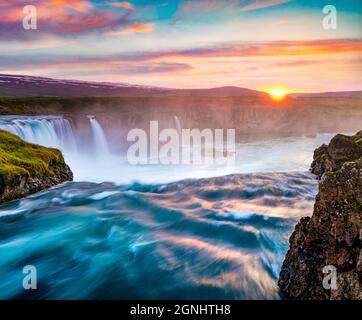 Herrlicher Sommersonnenaufgang am Godafoss Wasserfall. Beeindruckende Morgenszene des Skjalfandafljot-Flusses, Island, Europa. Schönheit der Natur Konzept Hintergrund. Stockfoto