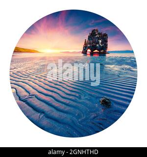 Runde Ikone der Natur mit Landschaft. Riesige Basaltstapel Hvitserkur am östlichen Ufer der Halbinsel Vatnsnes. Attraktiver Sonnenuntergang im Sommer in Nordwes Stockfoto