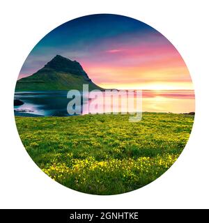 Runde Ikone der Natur mit Landschaft. Aufregender Sonnenuntergang im Sommer mit Kirkjufell Mountain. Dramatische Abendszene der Halbinsel Snaefellsnes, Atlantischer Ozean Stockfoto