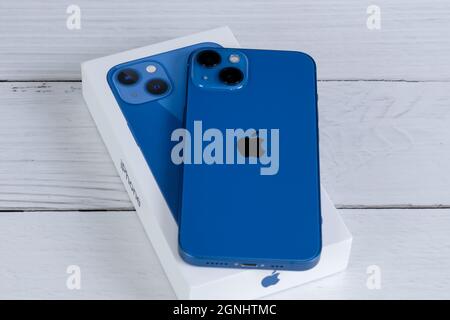 IPhone 13 in blau Stockfoto