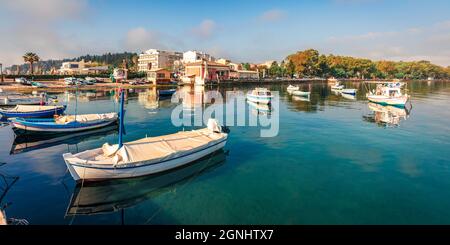 Heller Panoramablick auf den alten Hafen von Kerkira, Hauptstadt der Insel Korfu, Griechenland, Europa. Sonnige Sommerseelandschaft des Ionischen Meeres. Hintergrund des Reisekonzepts. Stockfoto