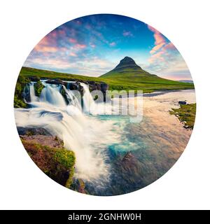 Runde Ikone der Natur mit Landschaft. Spektakulärer Sonnenuntergang im Sommer auf dem berühmten Kirkjufellsfoss Wasserfall und dem Kirkjufell Berg, Island, Europa. Photograp Stockfoto