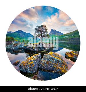 Runde Ikone der Natur mit Landschaft. Fantastischer Sommeraufgang auf dem Innerdalsvatna See. Ruhige Morgenszene von Norwegen, Europa. Fotografie im Kreis. Stockfoto