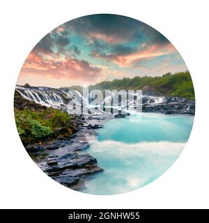 Runde Ikone der Natur mit Landschaft. Exotischer Sommer Blick auf einzigartigen Wasserfall - Bruarfoss. Bunte Morgenszene von Südisland, Europa. Fotografie Stockfoto