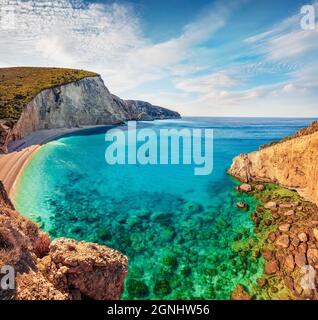 Luftaufnahme des Strandes von Porto Katsiki im Sommer. Farbenfrohe Morgenseelandschaft des Ionischen Meeres. Wunderschöne Outdoor-Szene auf der Insel Lefkada, Griechenland, Europa. Schönheit o Stockfoto