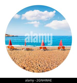 Runde Ikone der Natur mit Landschaft. Romantischer Blick auf den Petani Beach im Sommer. Farbenfrohe Morgenszene auf der Insel Cefalonia, Griechenland, Europa. Fotografieren in Stockfoto