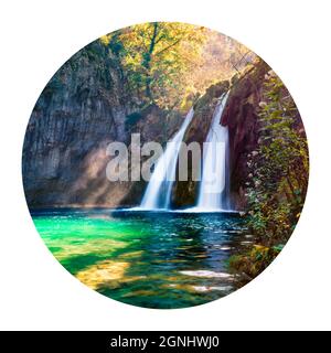 Runde Ikone der Natur mit Landschaft. Perfekter Blick auf den Wasserfall am Morgen im Plitvice National Park. Atemberaubende Herbstszene von Kroatien, Europa. Stockfoto