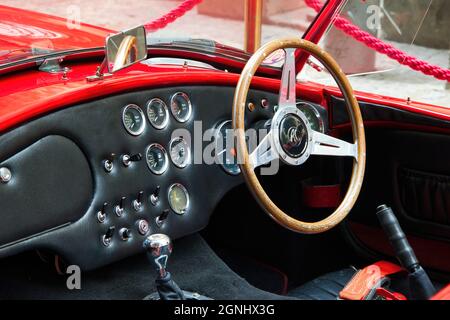 Shelby Cobra der Mythos .Red 1965 Shelby Cobra,Shelby 427 Cobra 1965.designed von Carroll Shelby, um sich mit Ferrari-Autos zu beschäftigen.Hier sehen wir sie in Athen Stockfoto