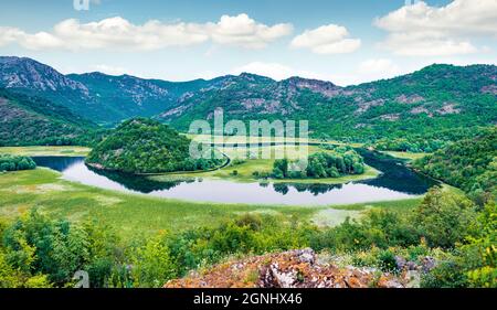 Ruhiges Wasser des Flusses Crnojevica mit seltsamen Ärmeln, die sich zwischen den Bergen ausstreckten. Luftaufnahme des gewundenen Canyons in der Nähe des Skadar-Sees Stockfoto