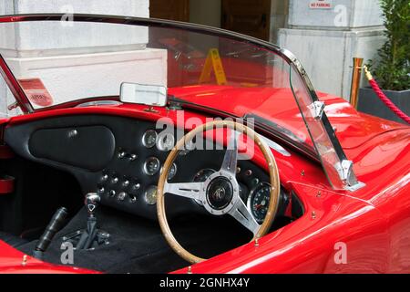 Shelby Cobra der Mythos .Red 1965 Shelby Cobra,Shelby 427 Cobra 1965.designed von Carroll Shelby, um sich mit Ferrari-Autos zu beschäftigen.Hier sehen wir sie in Athen Stockfoto