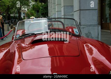 Shelby Cobra der Mythos .Red 1965 Shelby Cobra,Shelby 427 Cobra 1965.designed von Carroll Shelby, um sich mit Ferrari-Autos zu beschäftigen.Hier sehen wir sie in Athen Stockfoto