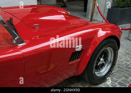 Shelby Cobra der Mythos .Red 1965 Shelby Cobra,Shelby 427 Cobra 1965.designed von Carroll Shelby, um sich mit Ferrari-Autos zu beschäftigen.Hier sehen wir sie in Athen Stockfoto