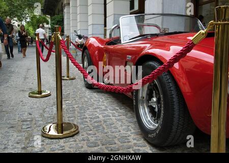 Shelby Cobra der Mythos .Red 1965 Shelby Cobra,Shelby 427 Cobra 1965.designed von Carroll Shelby, um sich mit Ferrari-Autos zu beschäftigen.Hier sehen wir sie in Athen Stockfoto