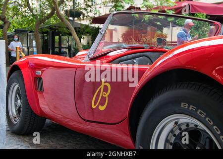 Shelby Cobra der Mythos .Red 1965 Shelby Cobra,Shelby 427 Cobra 1965.designed von Carroll Shelby, um sich mit Ferrari-Autos zu beschäftigen.Hier sehen wir sie in Athen Stockfoto