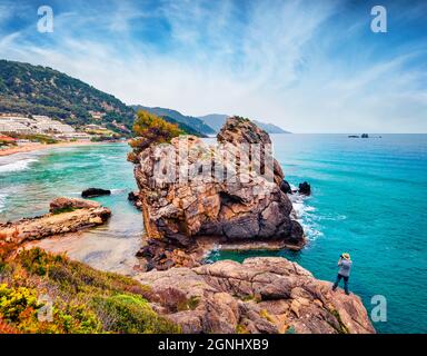 Der Fotograf fotografiert die riesigen Klippen und den Pelekas Strand im Hintergrund. Aufregende Morgenseeküste des Ionischen Meeres, Insel Korfu, Kontogialos Gesundheit re Stockfoto