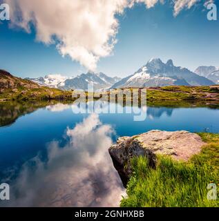 Unglaubliche Sommeransicht des Lac Blanc Sees mit Mont Blanc (Monte Bianco) im Hintergrund, Chamonix Lage. Fantastische Outdoor-Szene von Vallon de Berar Stockfoto