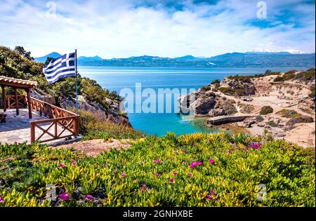 Herrliche Morgenansicht des Westgerichts von Heraion von Perachora, Limni Vouliagmenis Lage, Griechenland, Europa. Sonnige Frühlingsseelandschaft der Ägäis. Reisen Stockfoto