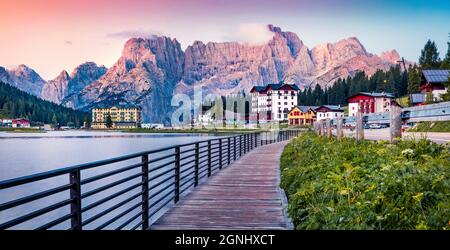 Sonnenaufgang auf dem Misurina See mit der Somadida Bergkette im Hintergrund. Splendidmorning Szene des Nationalparks Tre Cime di Lavaredo, Ort Auronzo, Mi Stockfoto