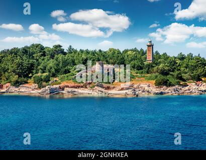 Alter venezianischer Leuchtturm im Hafen von Fiskardo. Atemberaubende Morgenseeküste des Ionischen Meeres, Insel Kefalonia, Dorf, Griechenland, Europa. Reisekonzept BA Stockfoto