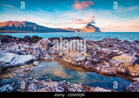 Attraktiver Sonnenaufgang auf Sizilien, Macari Dorf, San Vito Kap, Provinz Trapani, Italien, Europa. Wunderschöner Blick am Morgen auf den Bue Marino Beach. Spektakulär Stockfoto