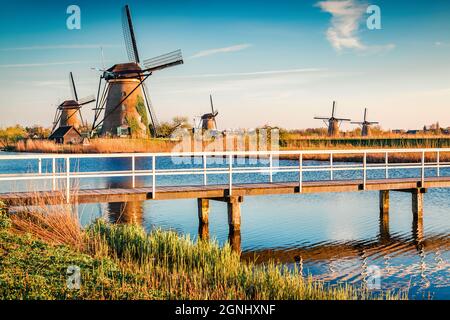 Wenn Sie sehr früh gehen, werden Sie niemanden im Kinderdijk Museum finden. Bunte Outdoor-Szene der Niederlande mit berühmten niederländischen Windmühlen. UNESCO World her Stockfoto