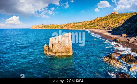 Blick von der fliegenden Drohne. Tolle Aussicht auf den Strand von Torre Conca. Atemberaubende Morgenseelandschaft des Mittelmeers. Fesselnde Outdoor-Szene von sic Stockfoto