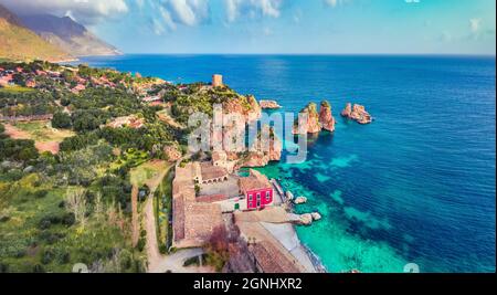 Blick von der fliegenden Drohne. Malerische Frühlingsszene von Tonnara di Scopello. Bunte Landschaft von Sizilien, Italien, Europa. Wunderbare Morgenlandschaft von mir Stockfoto