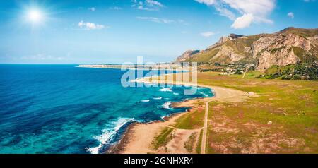 Blick von der fliegenden Drohne. Attraktive Frühlingsszene des Monte Cofano Nationalparks, Sizilien, Kap San Vito, Italien, Europa. Panoramablick auf die Morgendüte von Med Stockfoto