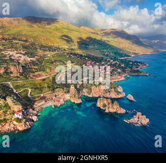 Blick von der fliegenden Drohne. Herrliche Frühlingsszene von Tonnara di Scopello. Unglaubliche Landschaft von Sizilien, Italien, Europa. Spektakuläre Morgendüse von M Stockfoto