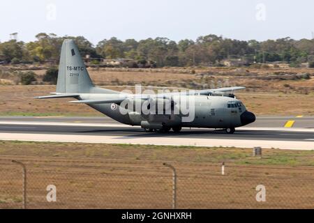 Lockheed C-130B Hercules (L-282) (REG: Z21113), die tunesische Luftwaffe, fliegt zurück nach Tunis. Stockfoto