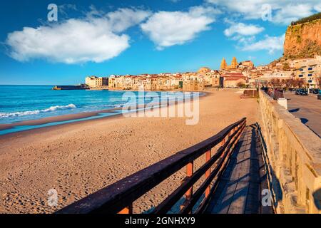 Das sonnige Stadtbild von Cefalu im Frühling mit der Piazza del Duomo. Atemberaubende Morgenseelandschaft des Mittelmeers, Sizilien, Italien, Europa. Reisekonzept Stockfoto