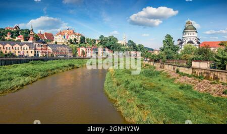 Bezauberndes Stadtbild von Sighisoara am Morgen mit dem Rathaus von Sighisoara und der Kirche der Heiligen Dreifaltigkeit im Hintergrund. Attraktive Sommeransicht der mittelalterlichen Stadt T Stockfoto