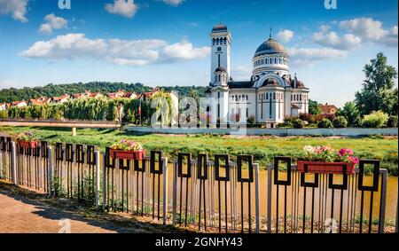 Sonniger Morgen Stadtbild von Sighisoara mit Holy Trinity Church im Hintergrund. Atemberaubende Sommeransicht der mittelalterlichen Stadt Siebenbürgen, Rumänien, Europa. Stockfoto