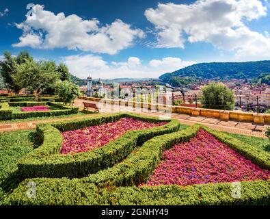 Herrliche Stadtansicht von Sighisoara am Morgen mit der Kirche der Heiligen Dreifaltigkeit im Hintergrund. Spektakuläre Sommeransicht der mittelalterlichen Stadt Siebenbürgen, Rumänien, Euro Stockfoto