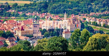 Panoramablick auf die berühmte mittelalterliche Festungsstadt Sighisoara mit Uhrturm und Rathaus am Morgen. Sonnige Sommerszene von Siebenbürgen, Rumänien, EUR Stockfoto