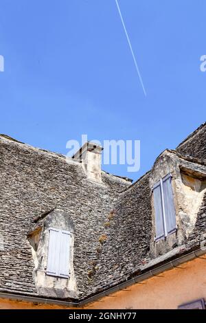 Unsual Steindach mit großer Einfachheit gebaut, zeigt Marqueyssac ein bemerkenswertes Dach aus Material typisch für die Region gemacht : Kalksteinplatten Stockfoto