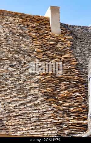 Unsual Steindach mit großer Einfachheit gebaut, zeigt Marqueyssac ein bemerkenswertes Dach aus Material typisch für die Region gemacht : Kalksteinplatten Stockfoto