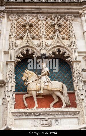An der Vorderseite des Château Royal de Blois, das sich im Stadtzentrum von Blois, im Loi, befindet, wurde eine Statue von König Ludwig XII. Auf seinem Pferd aufgestellt Stockfoto