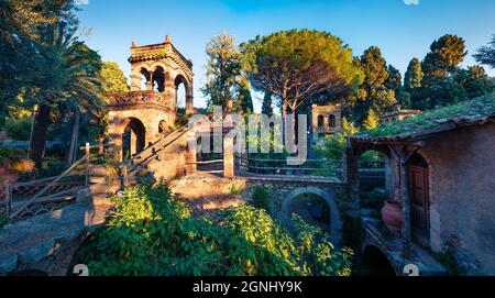 Malerische Abendansicht von Taormina Giardini della Villa Comunale Stadtpark, Sizilien, Italien, Europa. Hintergrund des Reisekonzepts. Stockfoto