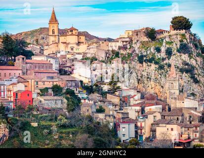 Attraktives Stadtbild am Morgen von Novara di Sicilia. Faszinierender Sonnenaufgang im Frühling in Sizilien, Italien, Europa. Wunderschöne Welt der mediterranen Länder Stockfoto