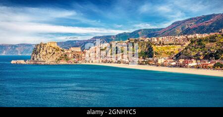 Panoramablick auf Scilla Stadt mit Ruffo Schloss im Hintergrund, administrativ Teil der Metropolstadt Reggio Calabria, Italien, Europ Stockfoto