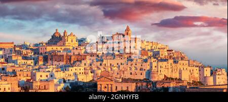 Panoramablick auf die Stadt Ostuni am Morgen. Fantastischer Sonnenaufgang in Apulien, Italien, Europa. Hintergrund des Reisekonzepts. Stockfoto